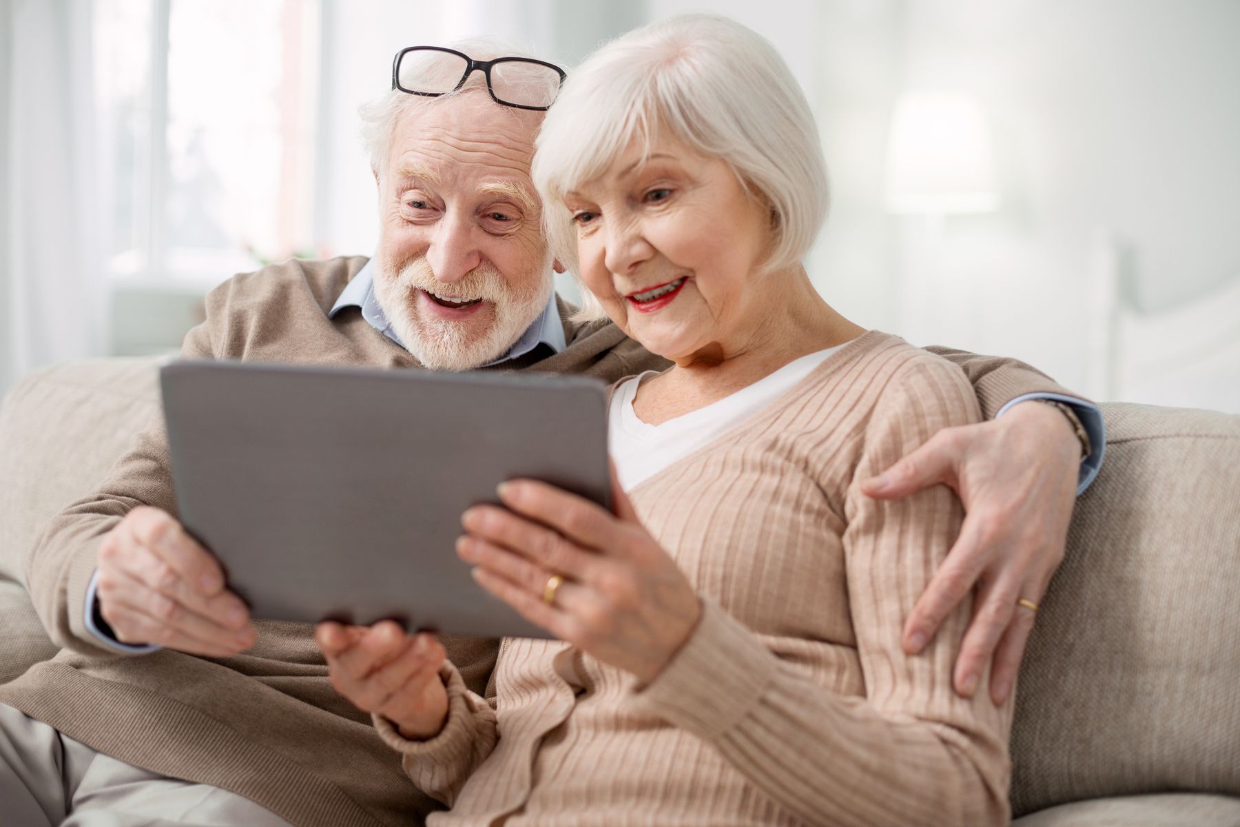 Seniors qui observent l'avancée de la procédure ASH