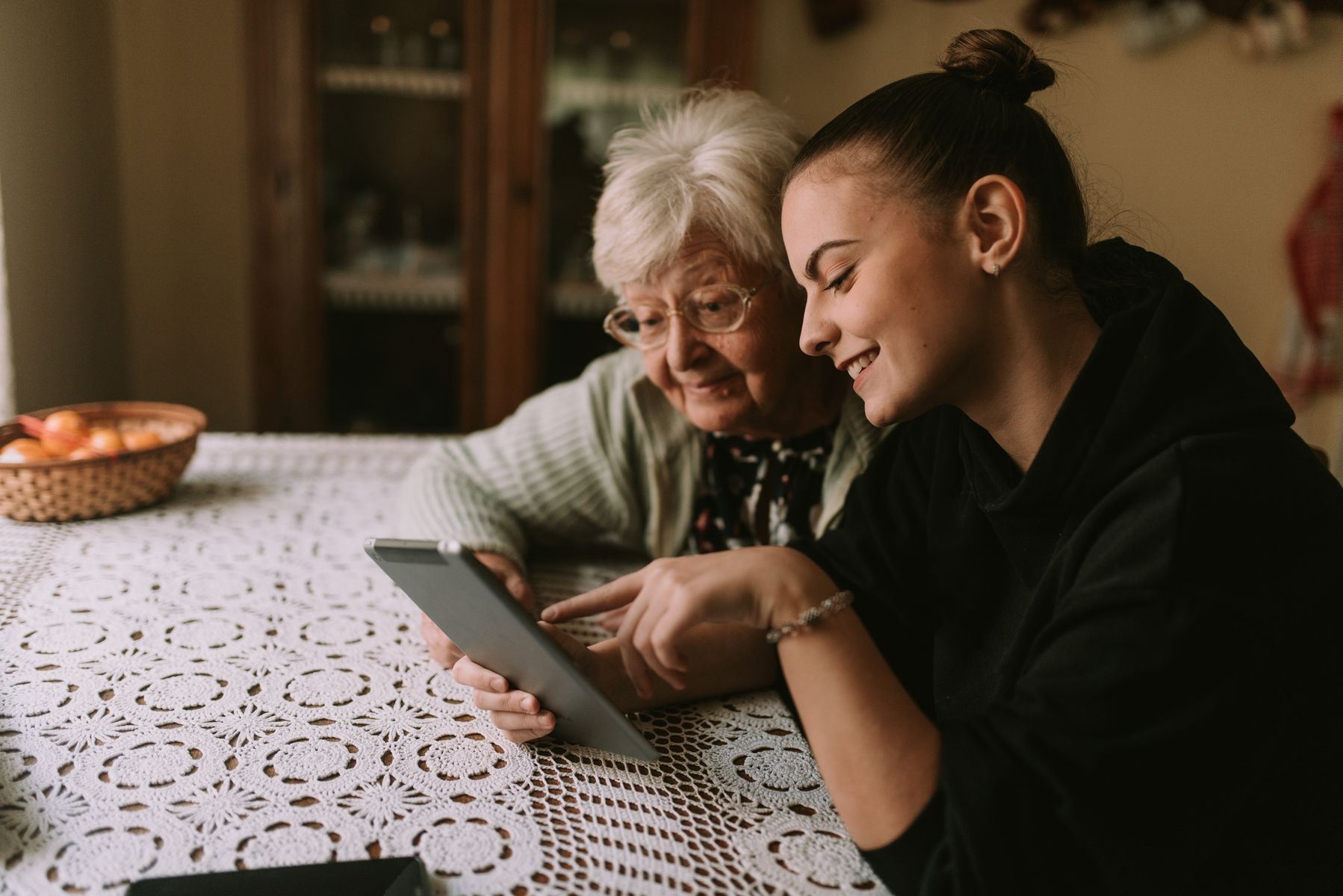 Aidante qui évalue les besoins de son proche senior