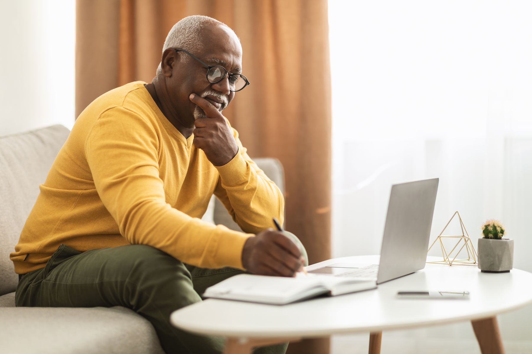 Senior cherchant le tarif d'une présence de nuit à domicile