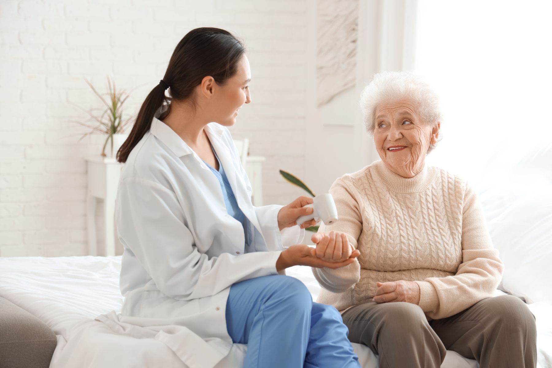 Senior bénéficiant d'une rééducation en maison de repos et de convalescence