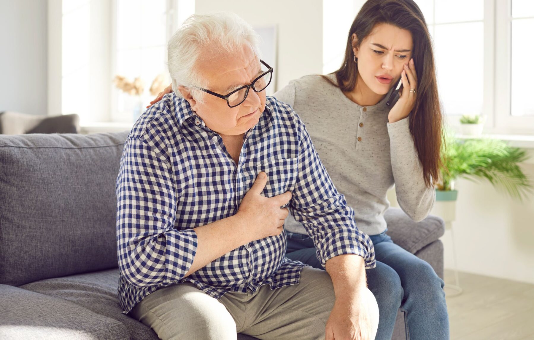 Aidante qui contacte le médecin traitant de la personne âgée ou les urgences