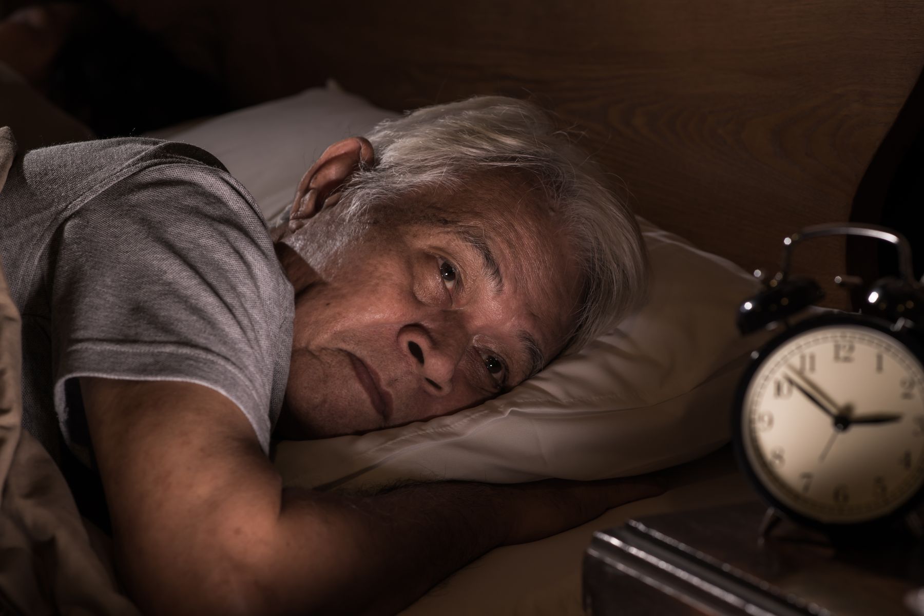 Senior présentant les symptômes d'un besoin d'une garde de nuit à domicile