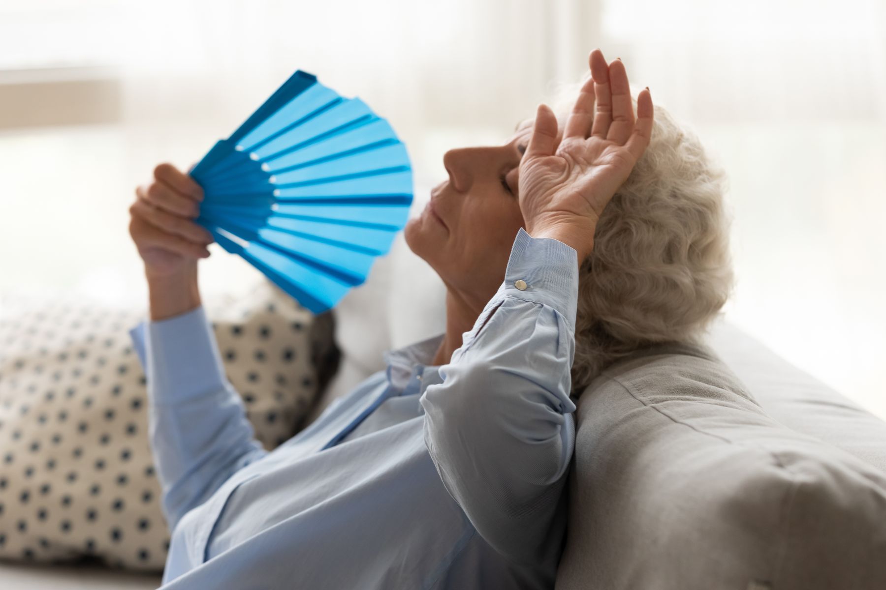 Senior subissant les effets de la chaleur