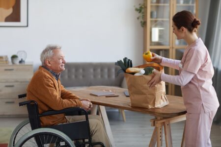 Alzheimer : 7 signes que votre proche développe un trouble alimentaire