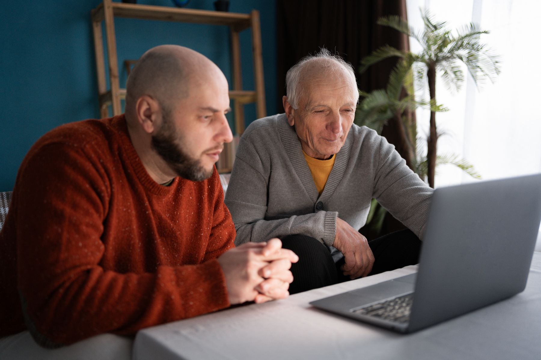 Aidant qui accompagne le senior dans le choix de l'hébergement