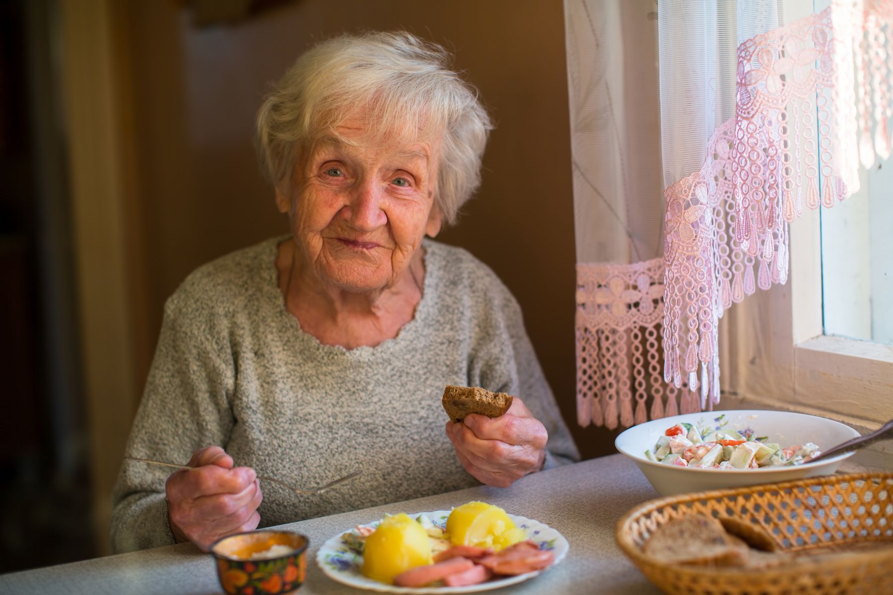 Senior qui a un rituel apaisant au moment des repas