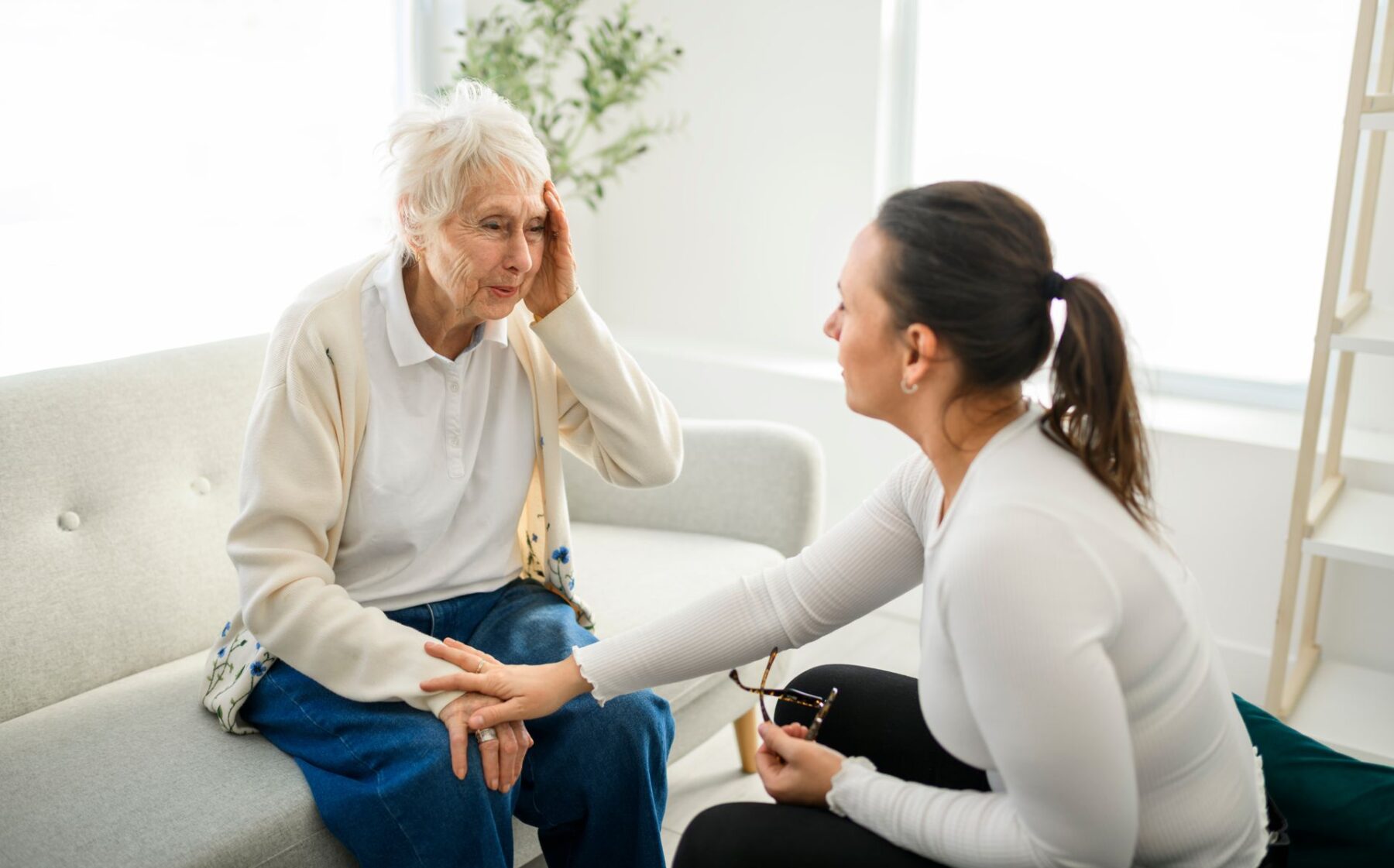 aidante qui cherche à limiter ou éviter les crises d’agressivité du senior
