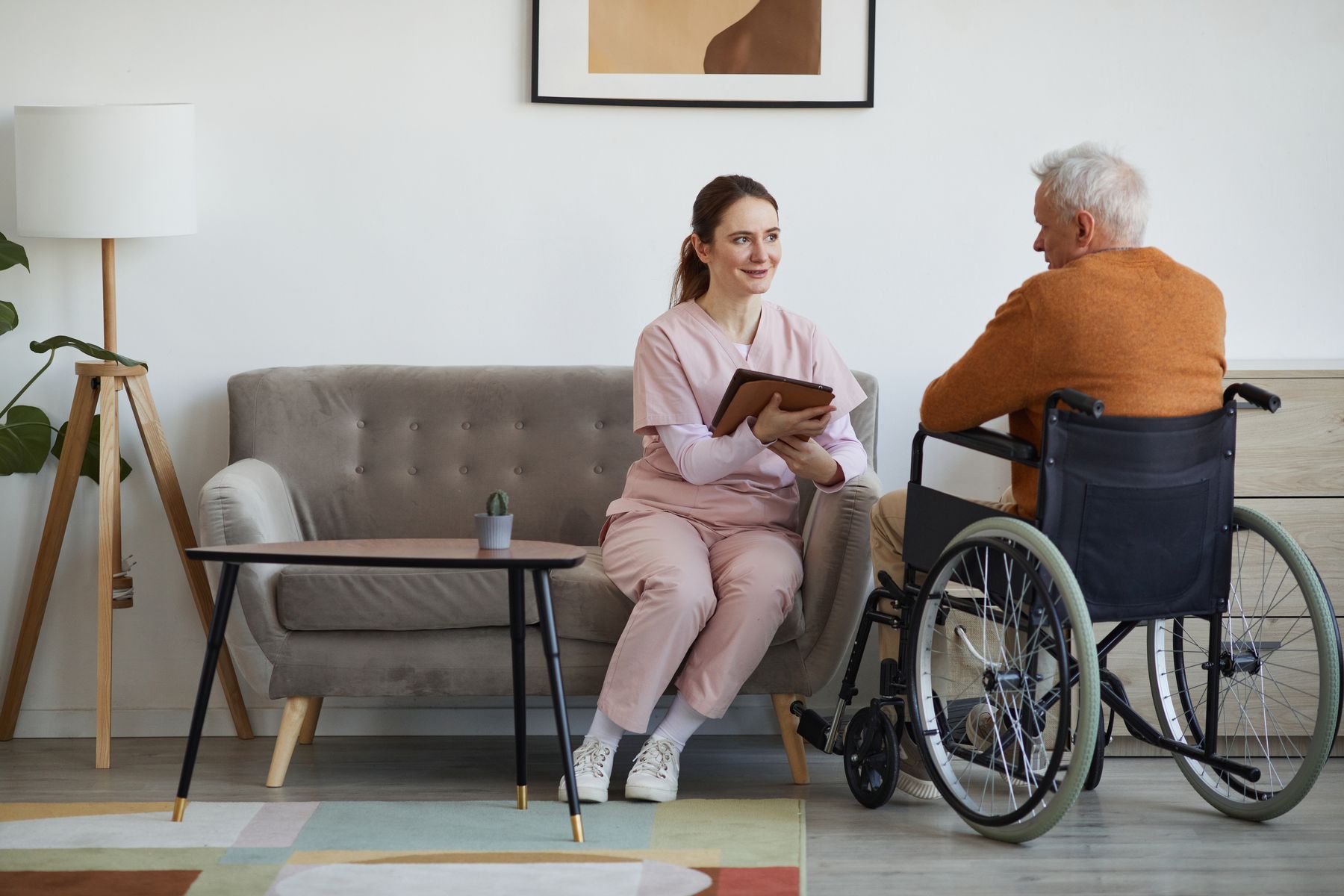 Senior profitant de l'hospitalisation à domicile