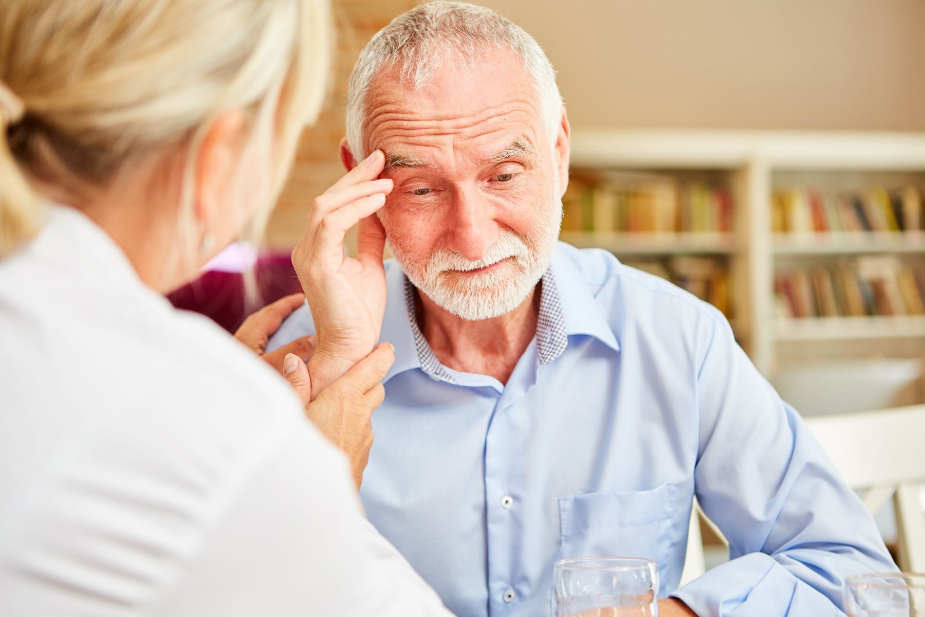 Senior qui a des ralentissements des échanges neuronaux