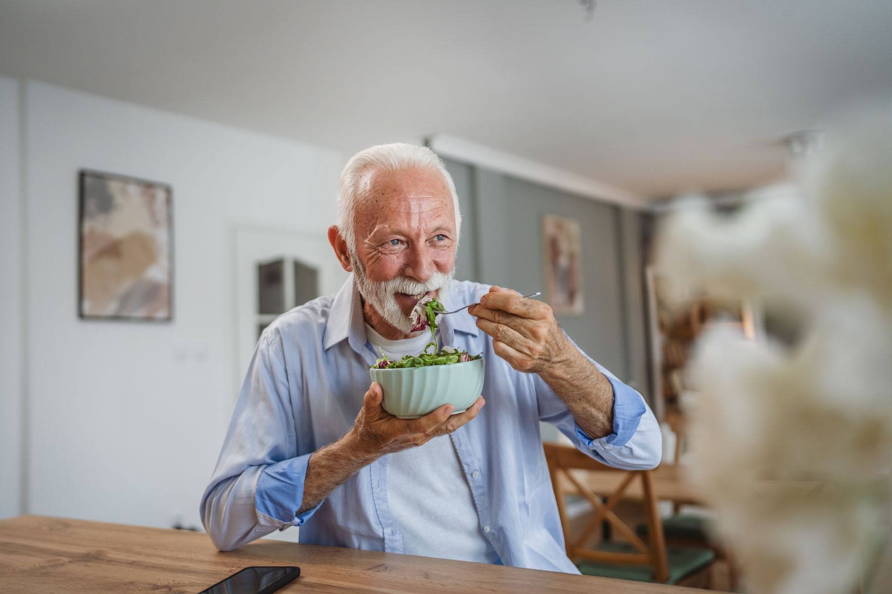 Senior avec le symptôme d’hyperoralité ou de pica