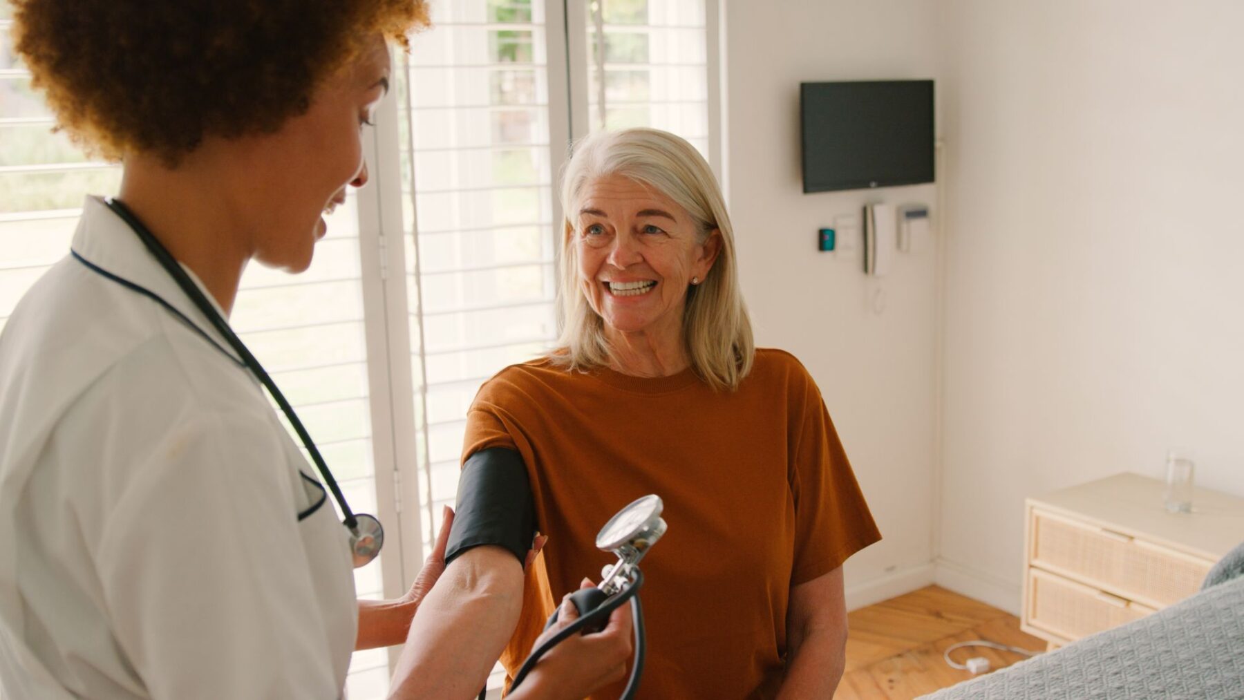 Senior qui suit des soins réguliers à domicile