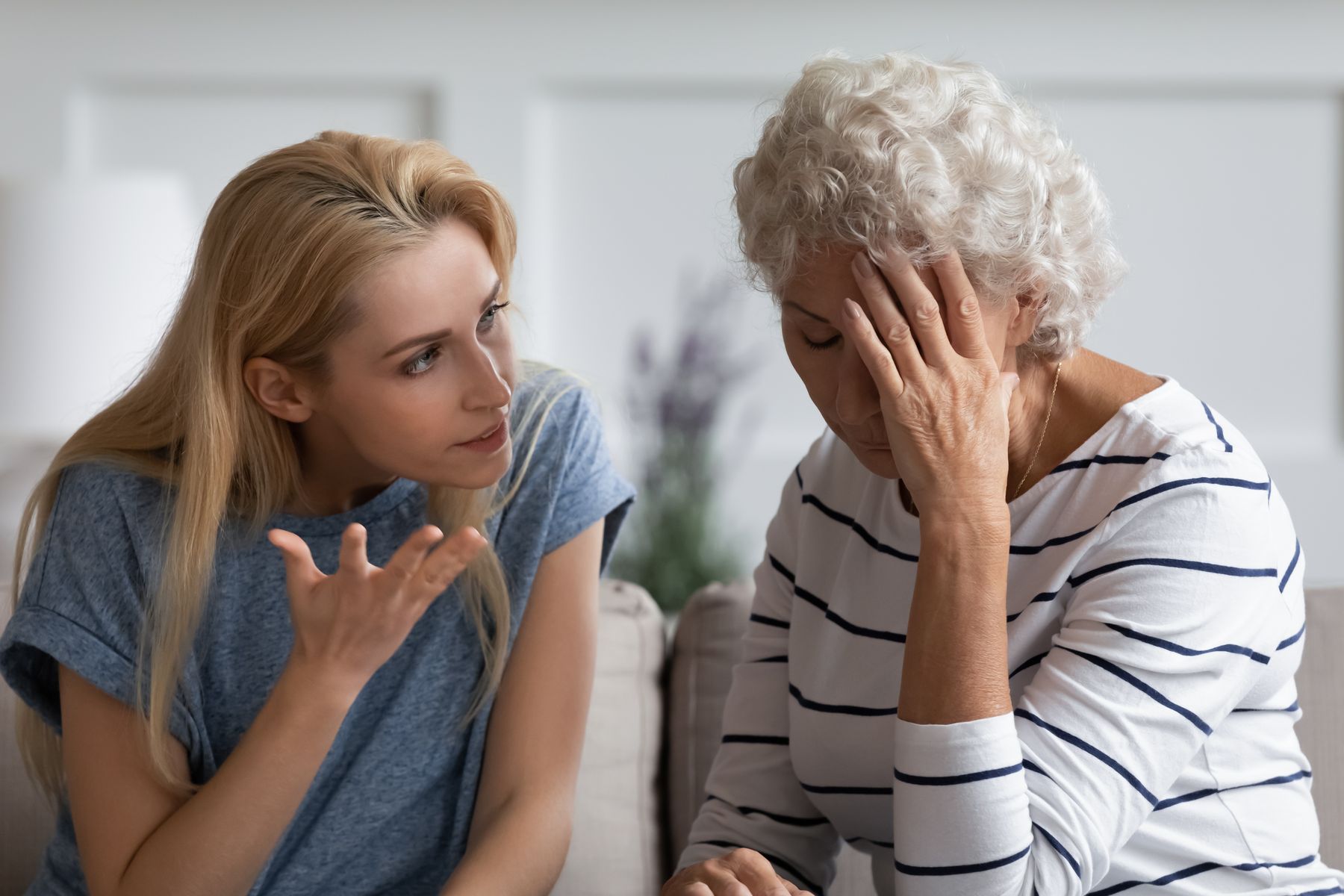aidante qui essaye de raisonner un proche malade d’Alzheimer