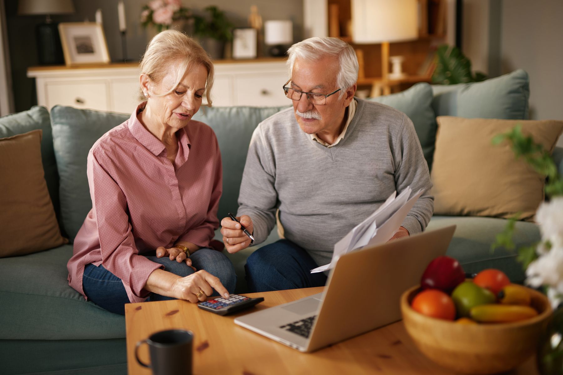 Senior qui regardent comment est calculé l’APA en établissement