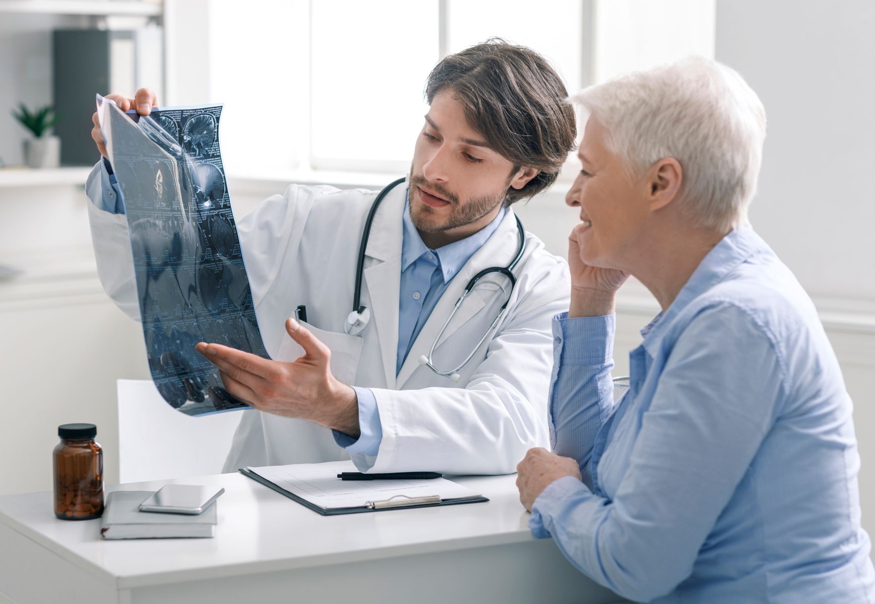 Senior chez un médecin pour un diagnostic précoce