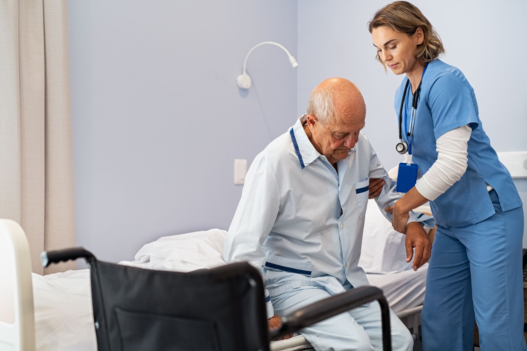 Senior en en centre de soins de suite et de réadaptation (SSR)