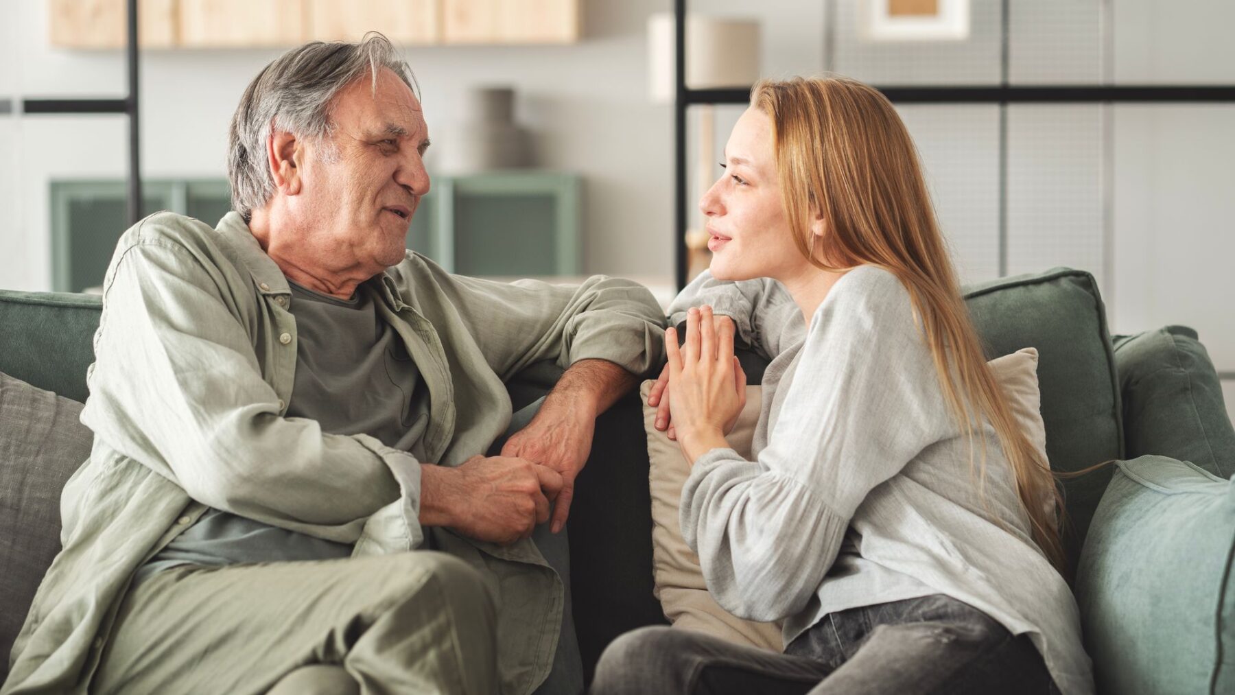 Aidante avec son père qui échanges sur ses besoins