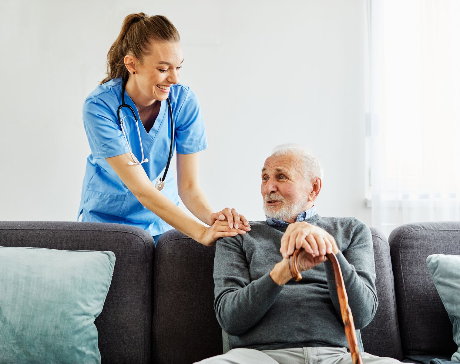 Aide soignante qui s'occupe d'un senior en EHPAD