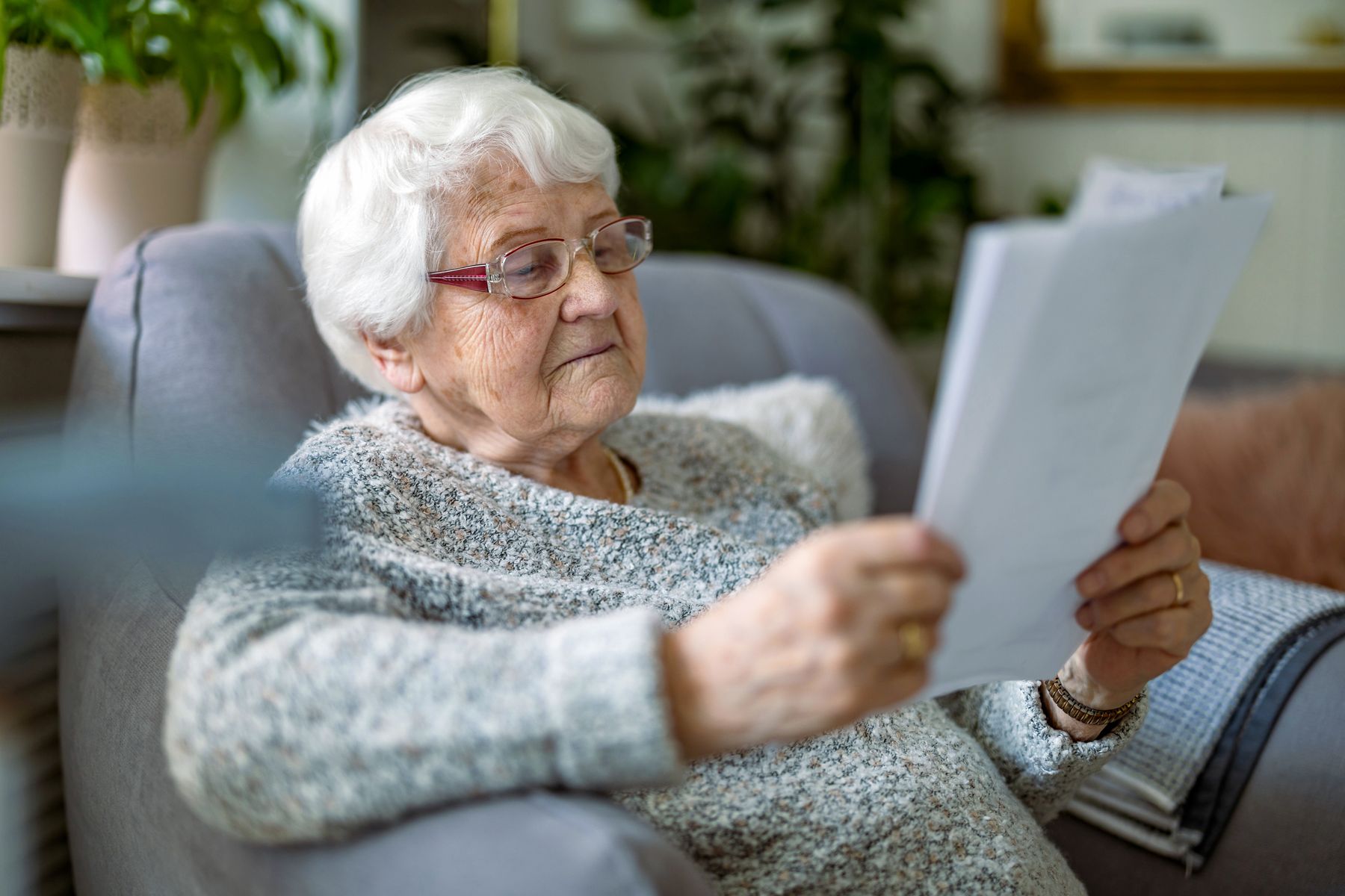 Senior qui consulte les aides GIR 1 en EHPAD
