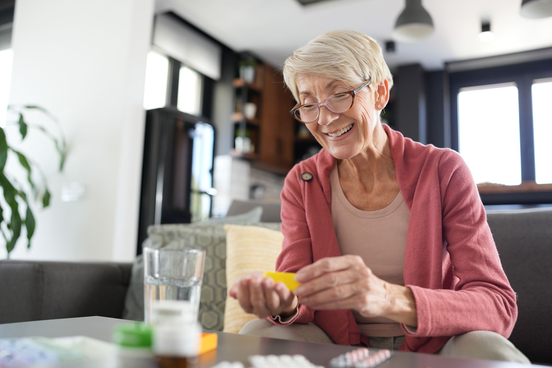 Senior qui prend son traitement en unité alzheimer