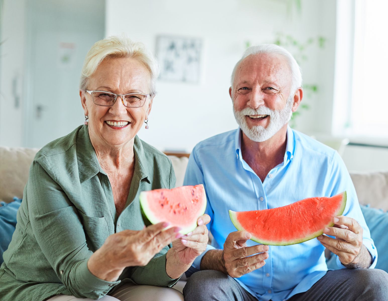 Seniors qui consomment de la pastèque pour ne pas être déshydratés