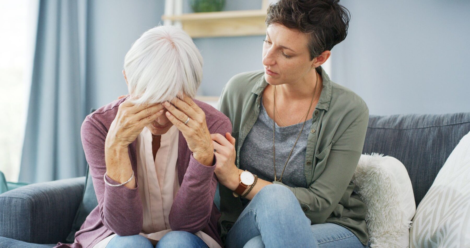 Senior qui a les symptômes de la maladie d'Alzheimer