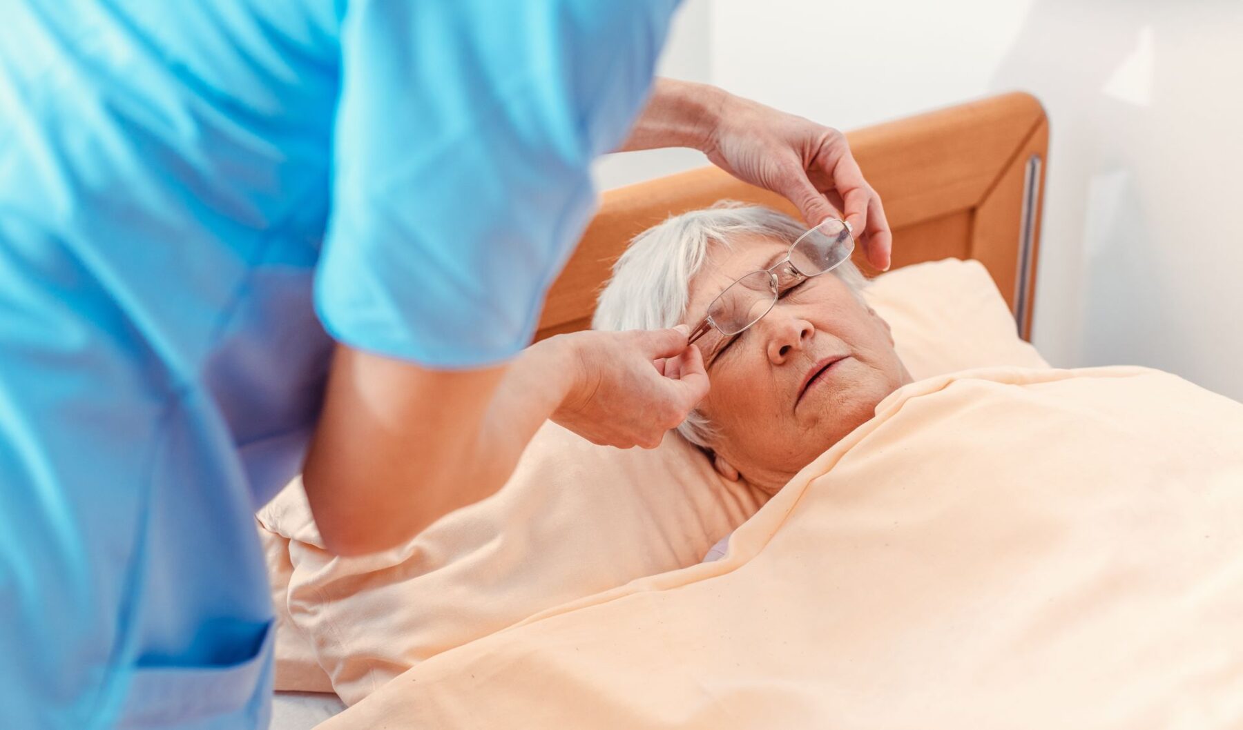 Senior qui bénéficie d'une aide au coucher