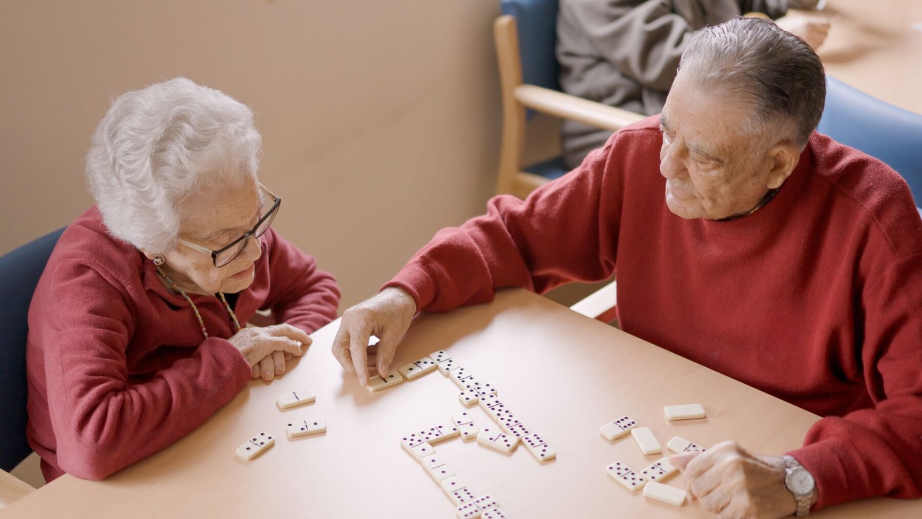 Seniors qui jouent aux dominos pour entretenir les fonctions cognitives