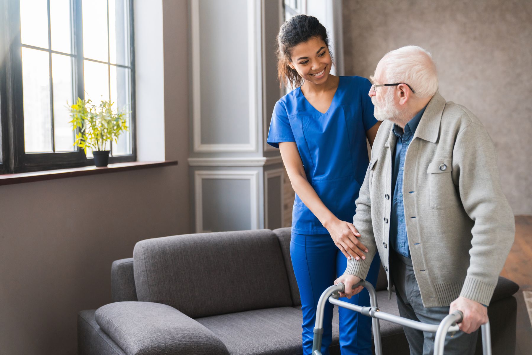 Senior qui se déplace librement au sein d'un EHPAD