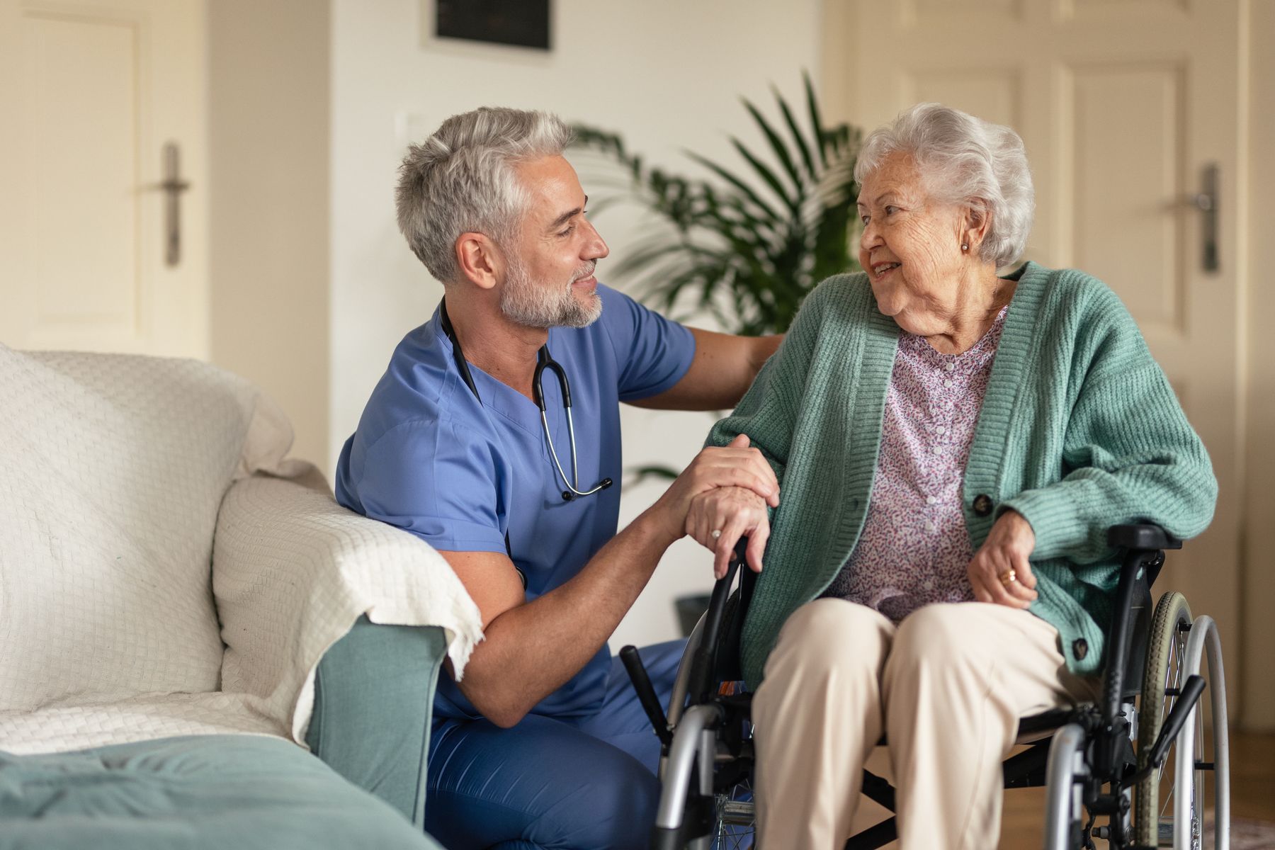 Membre de l'équipe de l'unité Alzheimer qui s'occupe d'un senior
