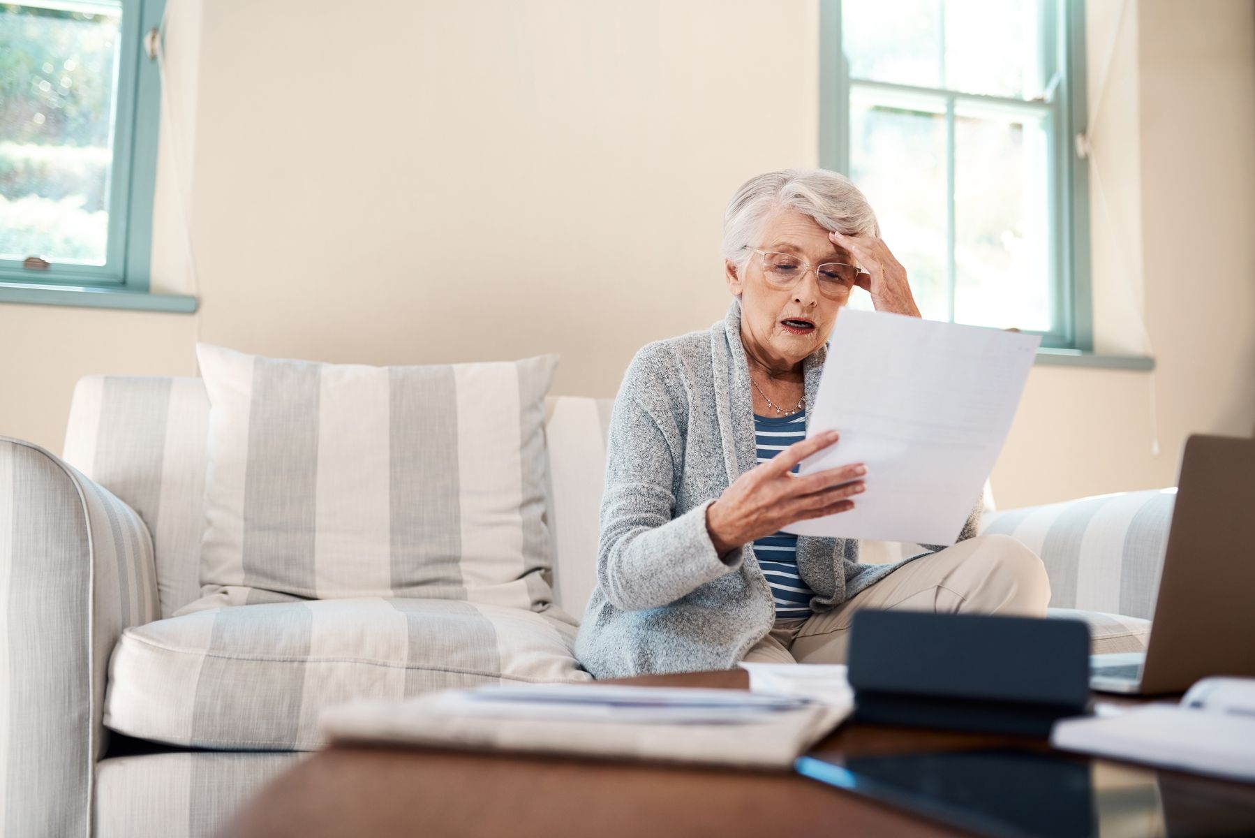 Senior qui consulte les principales aides sociales par organismes