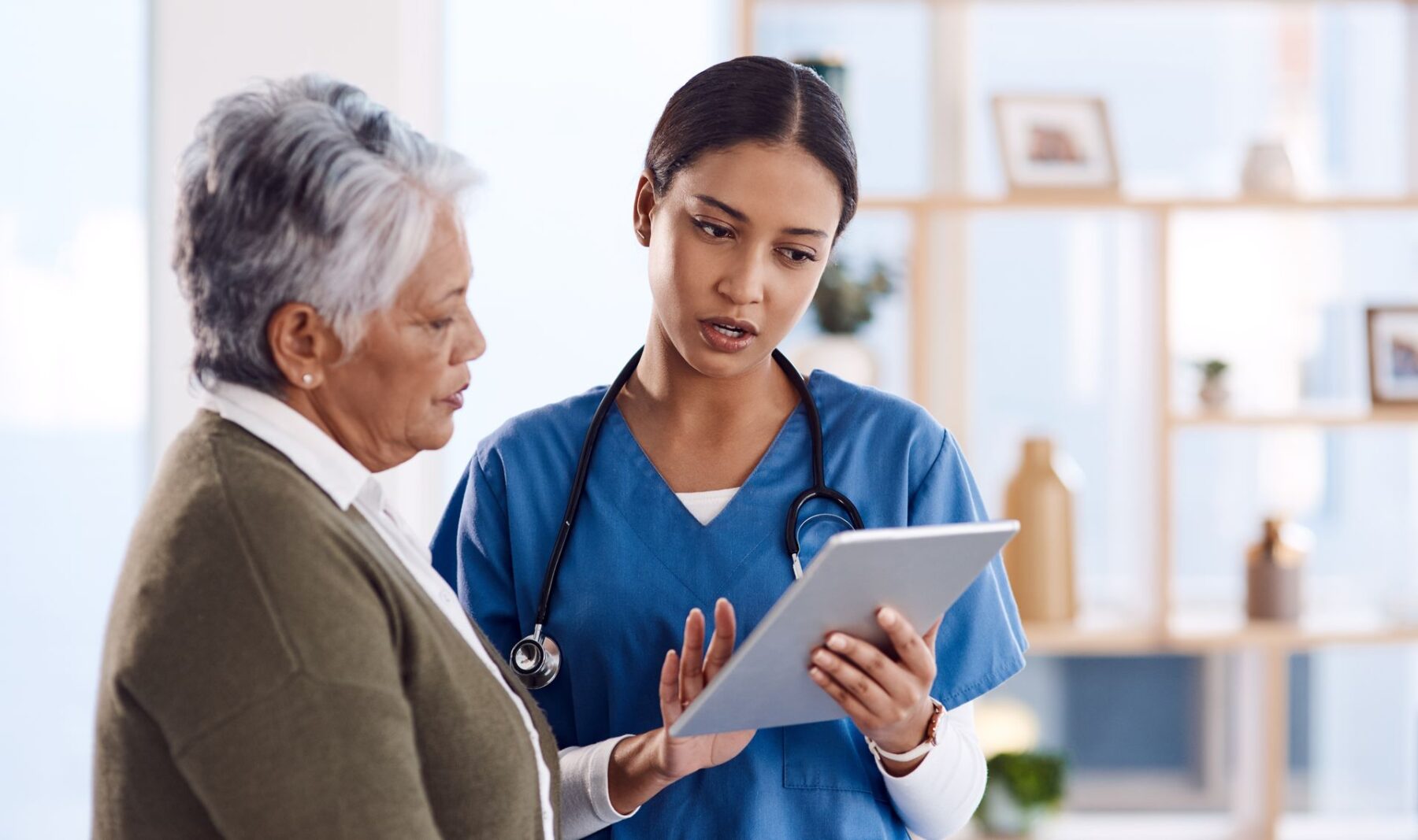 Senior qui consulte son médecin traitant