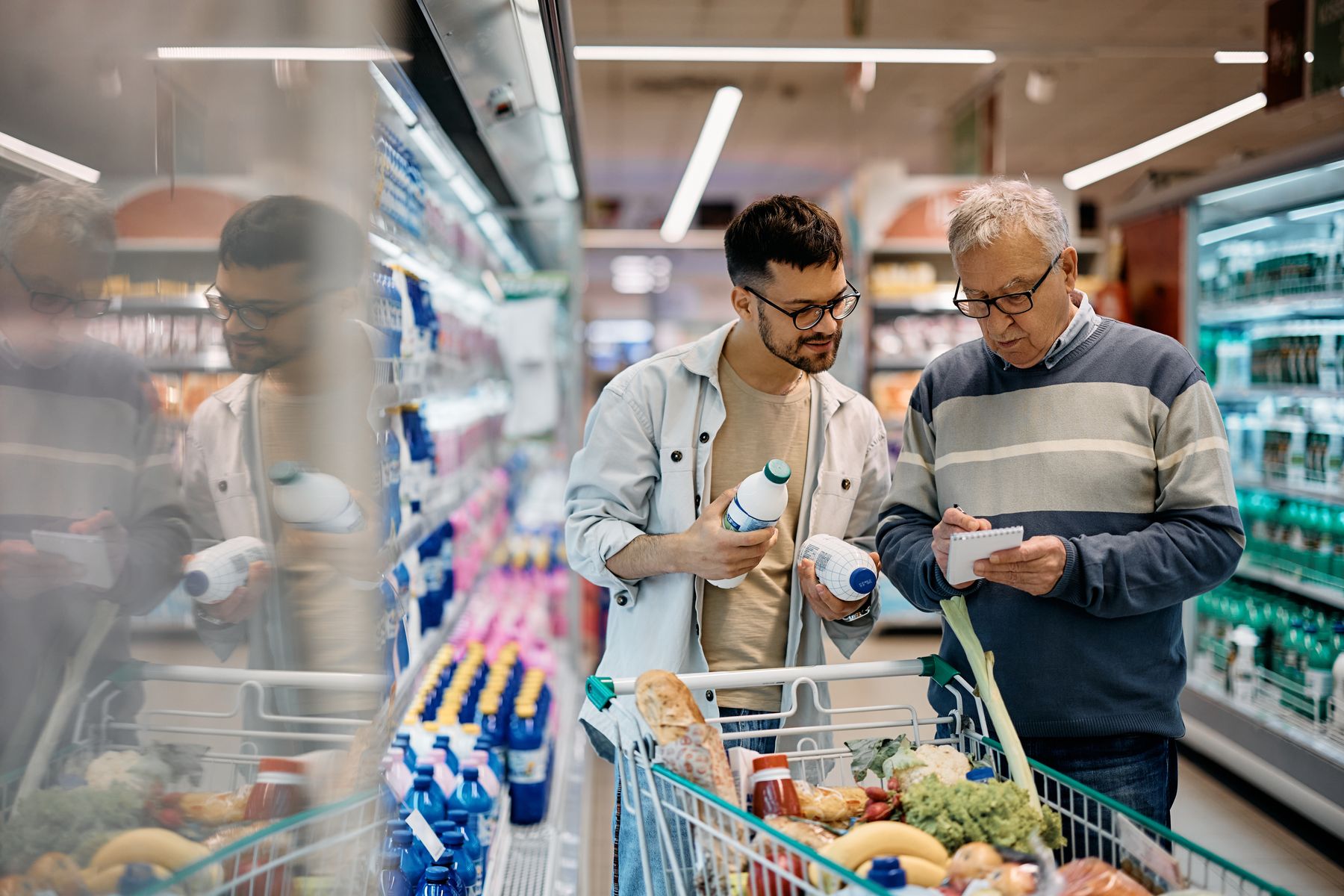 Senior qui fait ses courses le matin avec son aidant