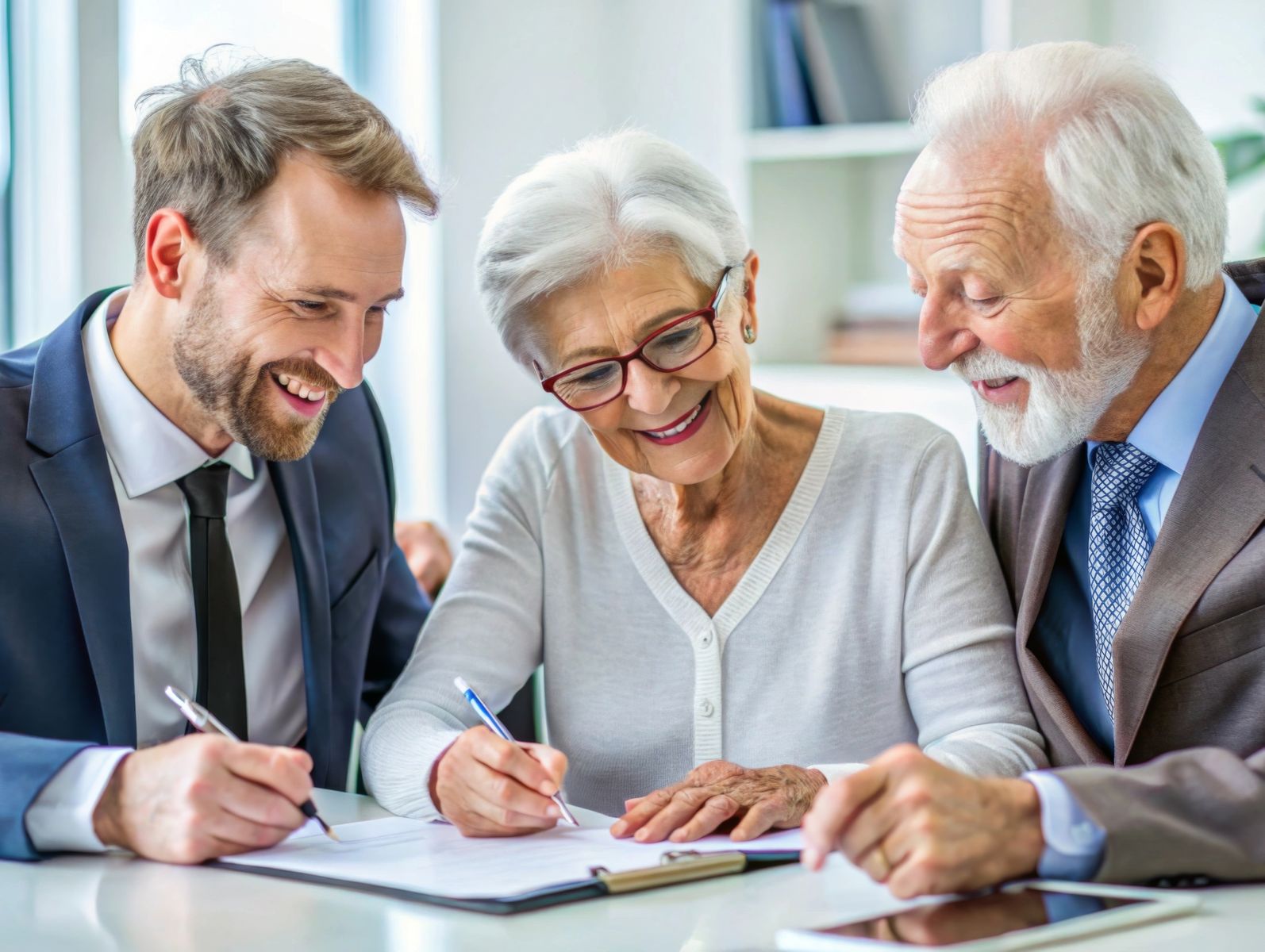 Senior qui signent la vente de leur maison pour pour financer des soins en maison de retraite