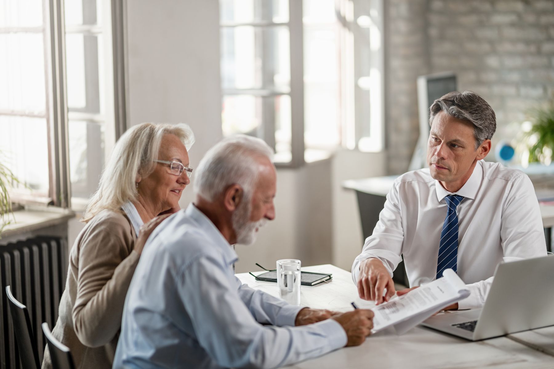 Seniors qui contactent une assurance vie