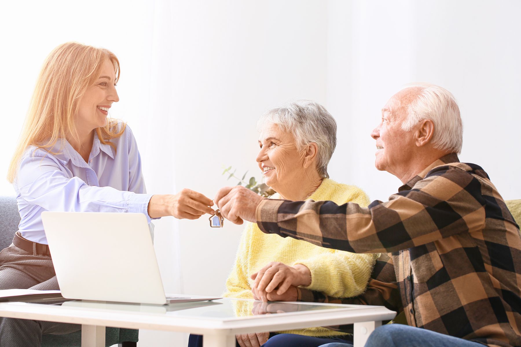 Seniors qui font une donation de la nue-propriété à leurs fille