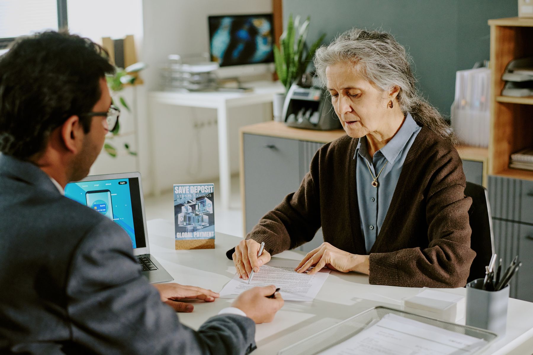 Senior qui fait une demande de pension de réversion