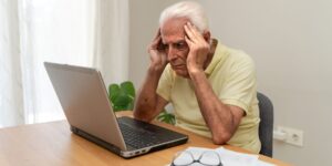 Le guide des aides pour les retraités seuls avec peu de revenus (financières, logement, santé…)