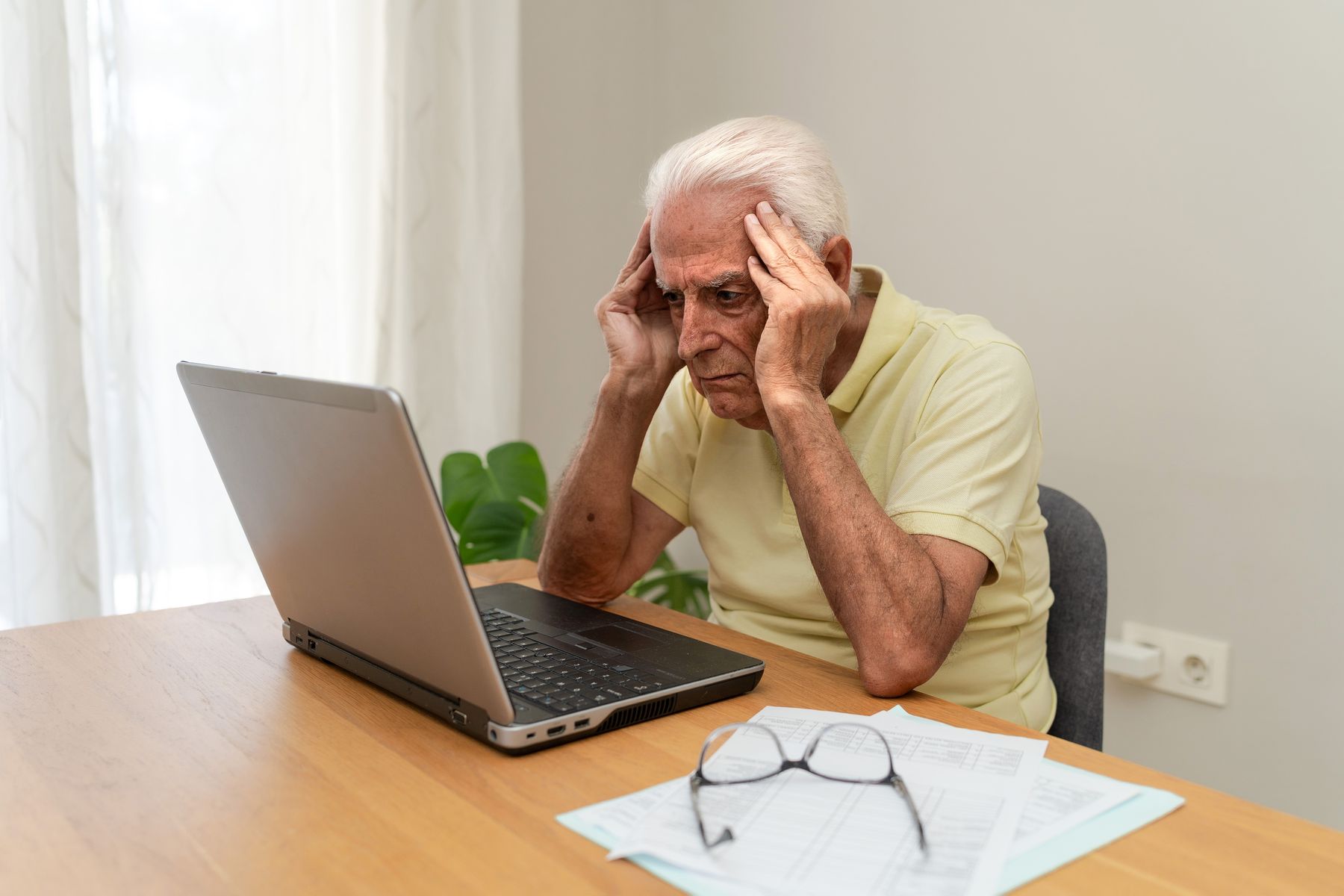 Le guide des aides pour les retraités seuls avec peu de revenus (financières, logement, santé…)