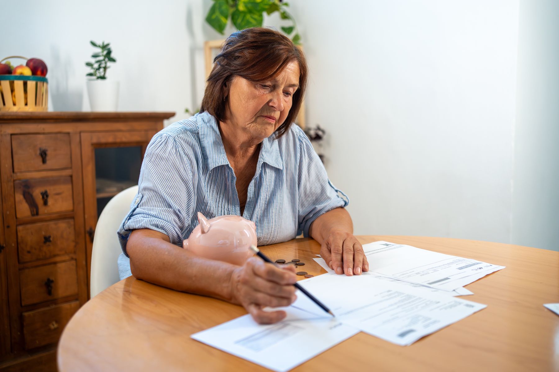 Senior qui regarde si elle est éligible à une exonération ou un dégrèvement