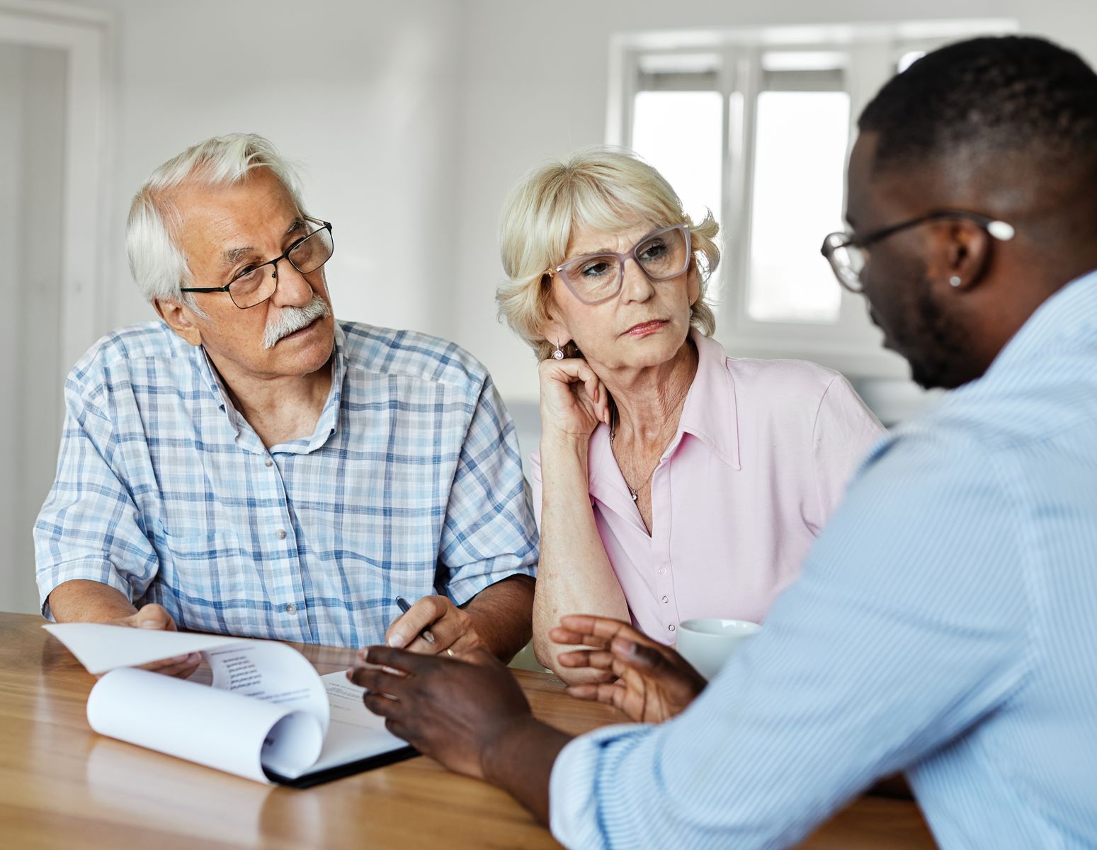 Seniors qui se renseignent sur les aides auprès des organismes