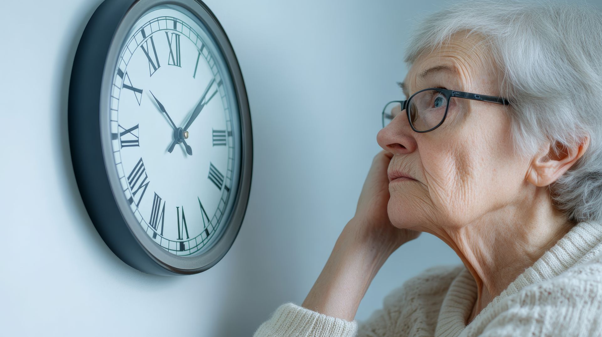 Pourquoi le passage à l’heure d’hiver chamboule souvent les personnes âgées (et comment les aider sans stress)
