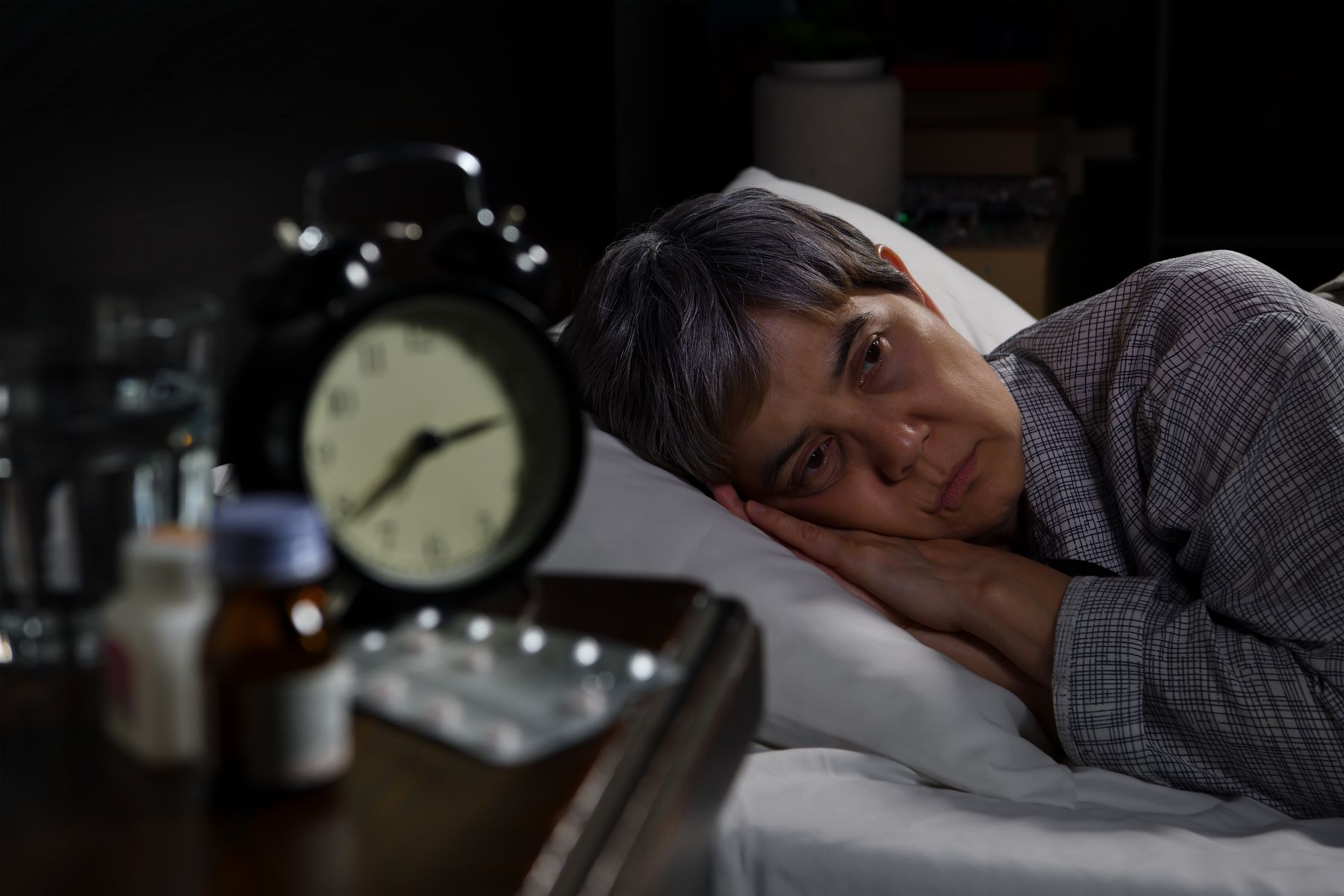 Senior qui fait une insomnie à cause du changement d'heure