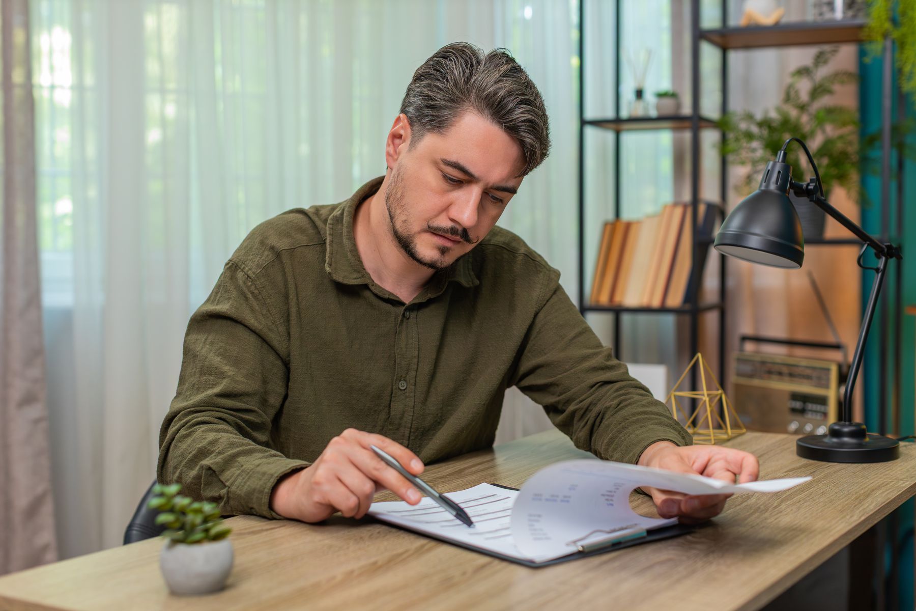 Aidant qui lit attentivement le contrat d'hébergement en EHPAD