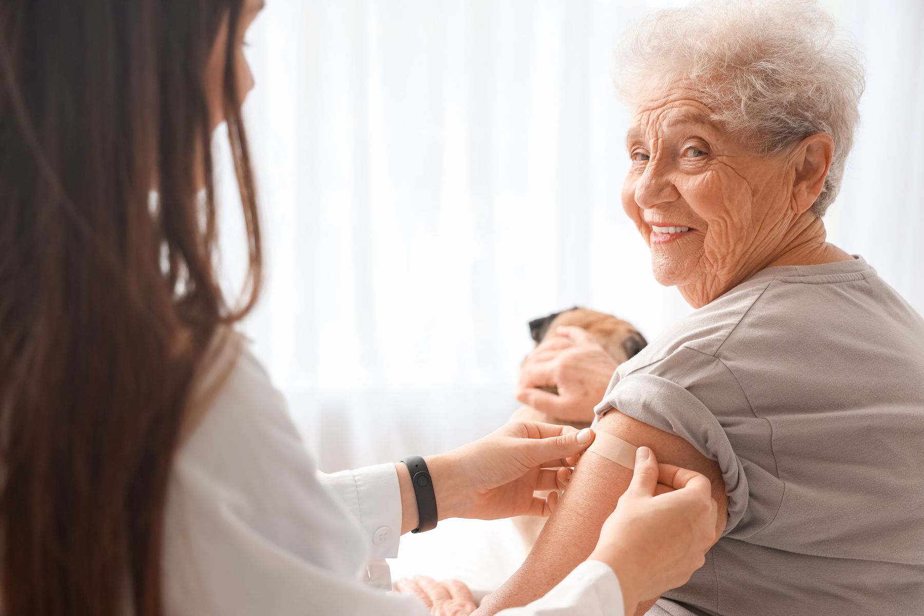 senior se faisant vacciner contre le covid-19 gratuitement