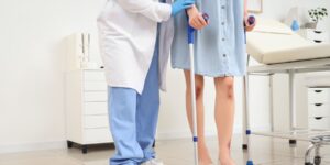 Hématome sur les jambes sans coup : les vraies causes à connaître (surtout après 60 ans)