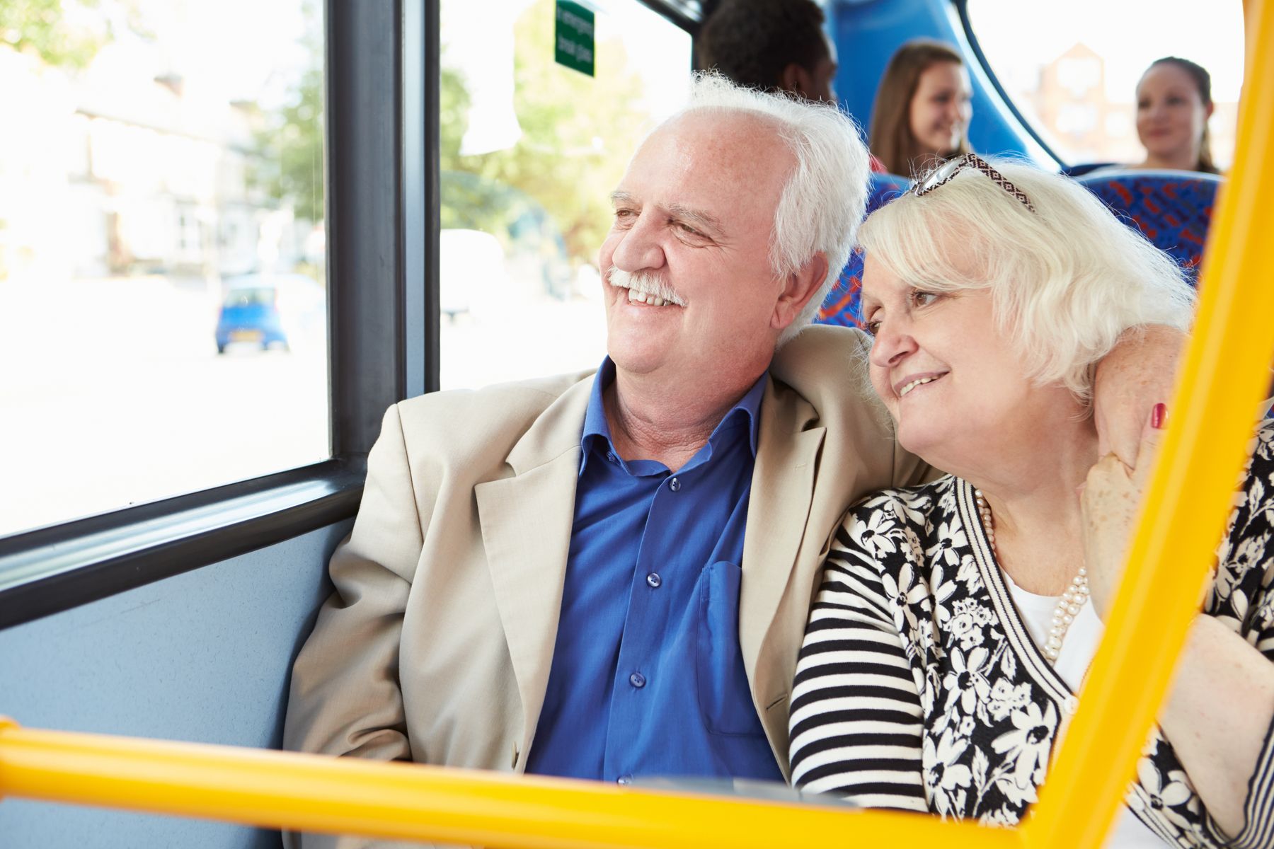 Senior qui profitent de navettes autonomes accessibles aux personnes à mobilité réduite.