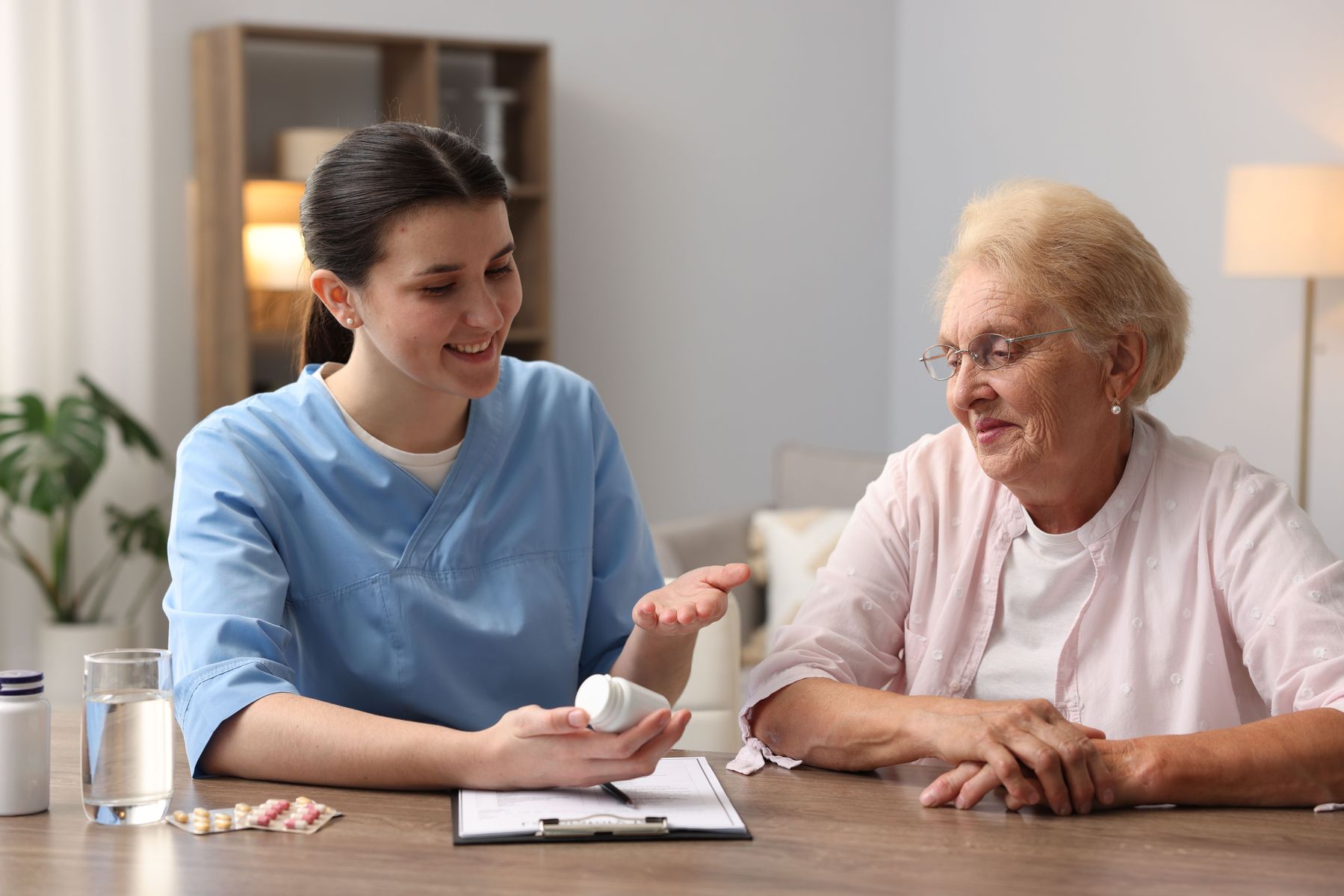 Senior qui prend des antidouleurs pour ses hématomes
