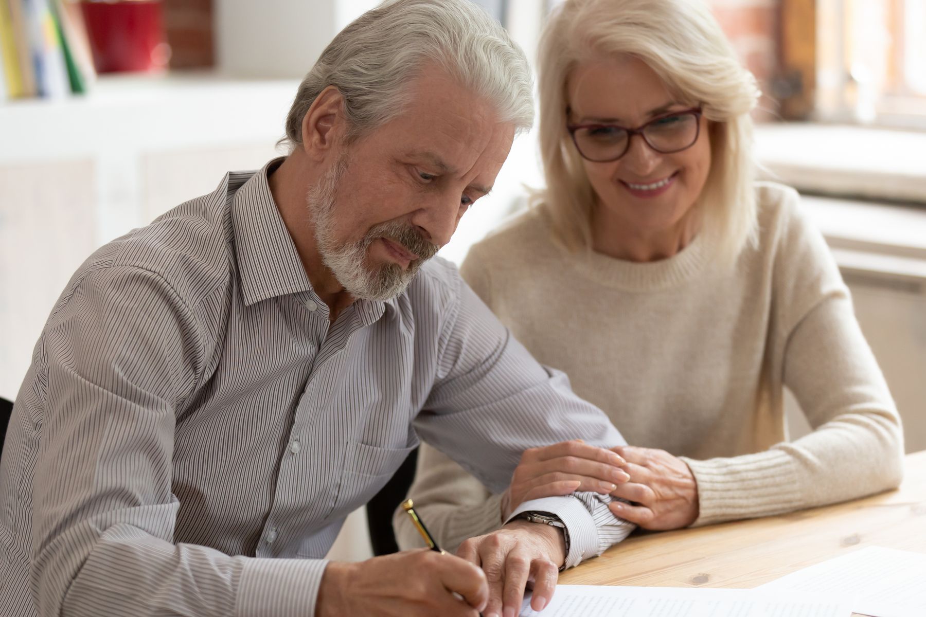 Seniors qui organisent les dons manuels aux enfants pour l'exonération