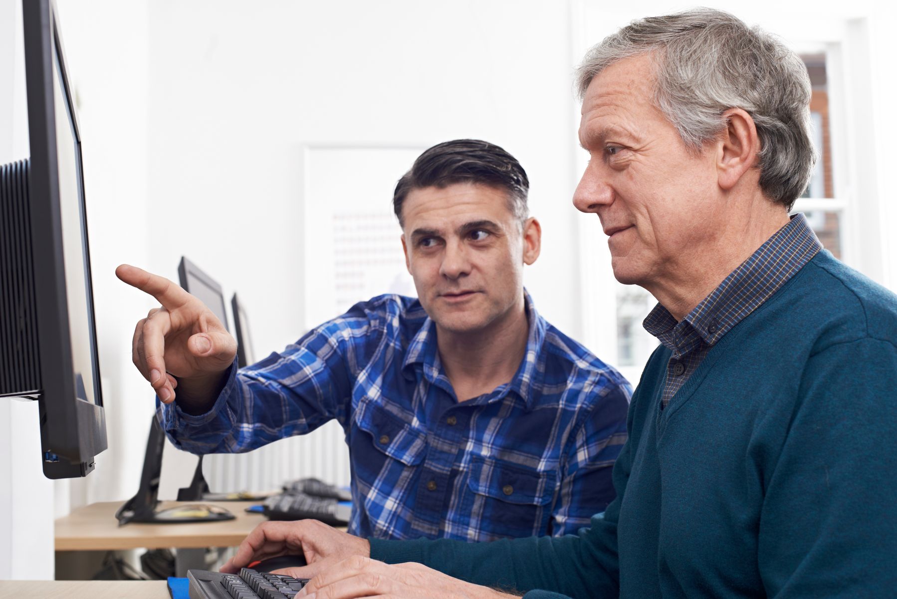 Aidant et senior qui se renseignent sur le nouveau crédit d’impôt EHPAD