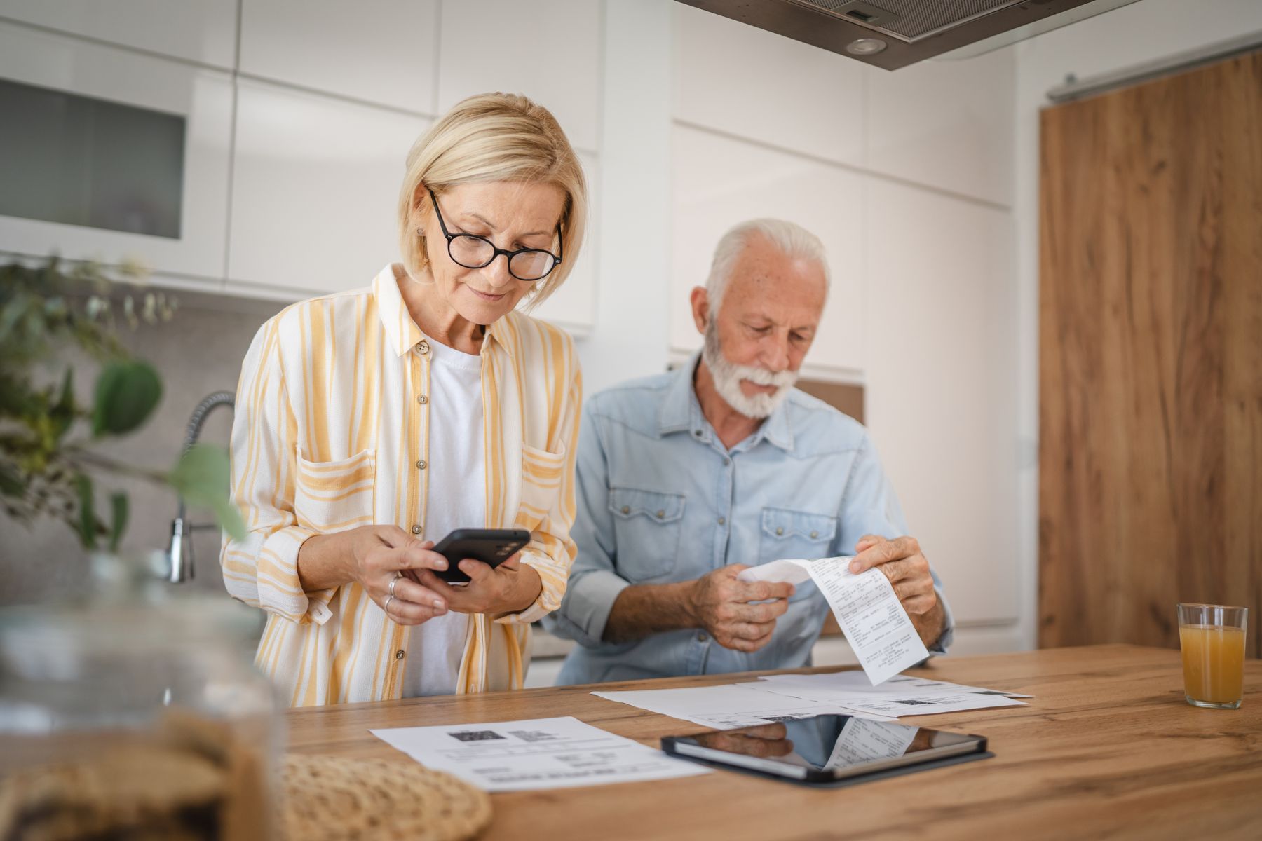Seniors qui conservent les factures détaillant les frais d’hébergement et de dépendance